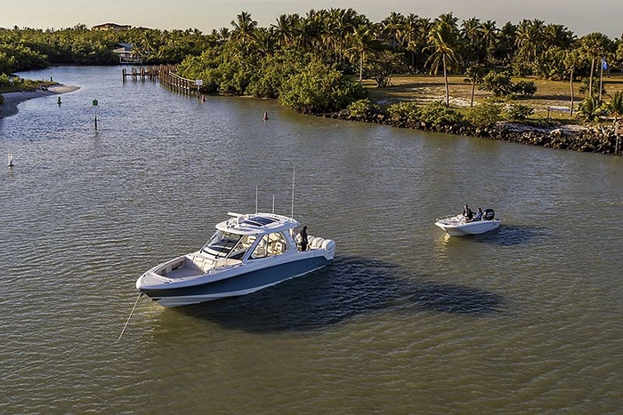 Boston Whaler 380 Realm