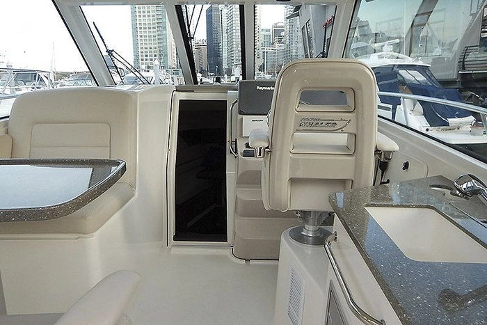 Boston Whaler 345 Conquest Pilothouse