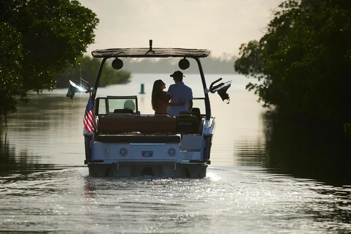 Valley Marine Cobalt R6 Boat